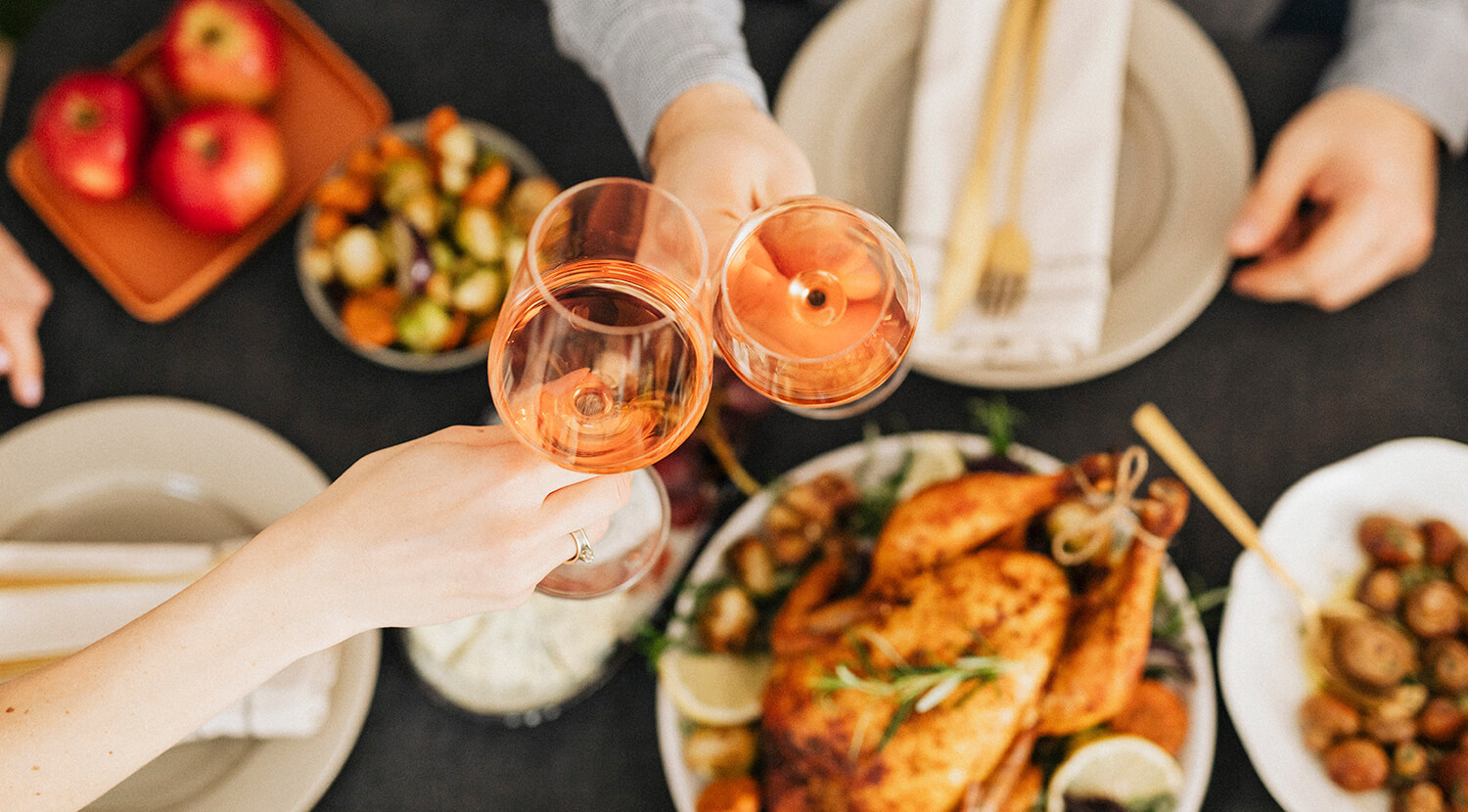 brindis sobre una mesa de Navidad con pollo relleno
